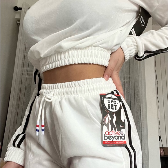 White tracksuit from Fashionnova. Hoodie and jogging are included. Never worn - Picture 2 of 4